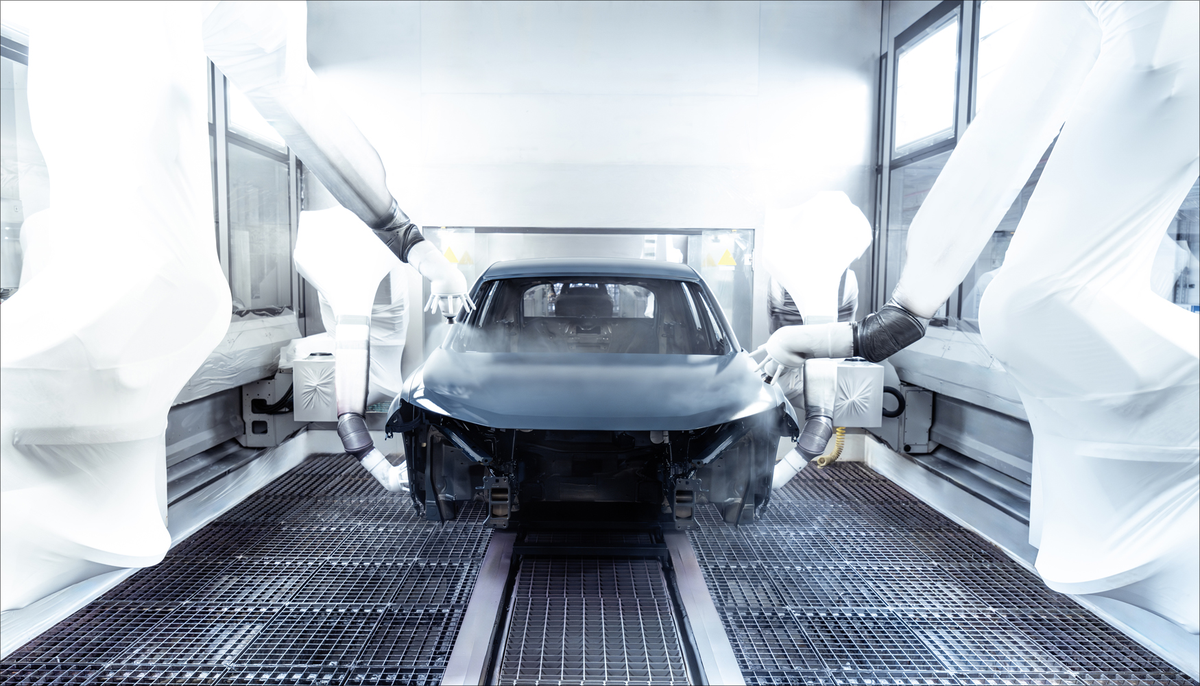 Aplicacin de pintura en la carrocera del Q6 e-tron con brazos robotizados en la fbrica de Ingolstadt.  AUDI AG