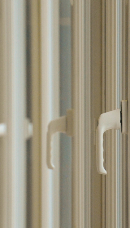 Em 2023, foram recicladas 737.645 toneladas de PVC na Europa, das quais 390.000 foram utilizadas no fabrico de novos perfis de janelas em PVC...
