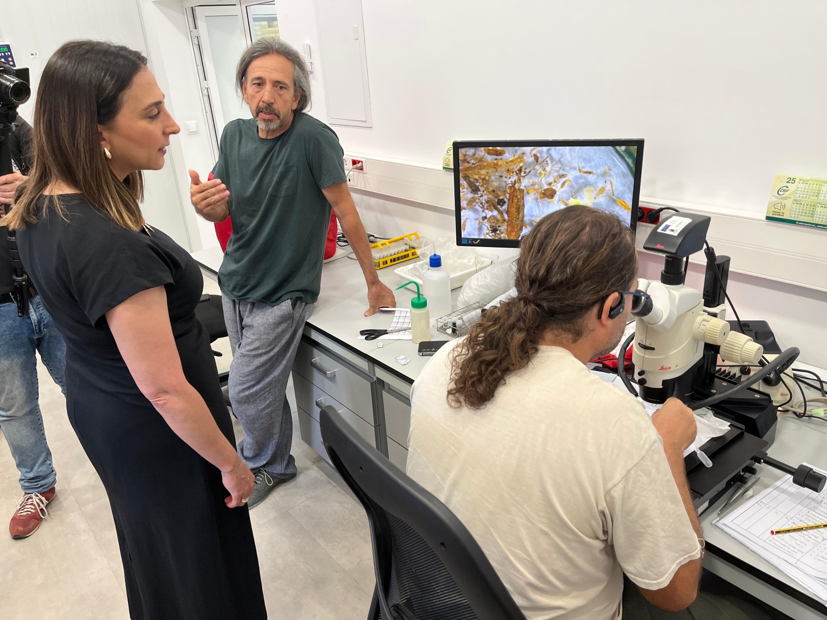 La consejera de Agua, Agricultura, Ganadera y Pesca, Sara Rubira, durante su visita a las instalaciones del Imida