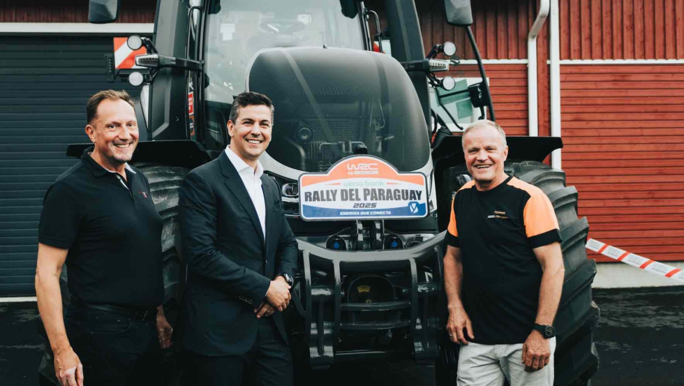El presidente de Paraguay, Santiago Pea (centro) con miembros del equipo de Valtra El presidente de Paraguay, Santiago Pea (centro) con miembros del equipo de Valtra