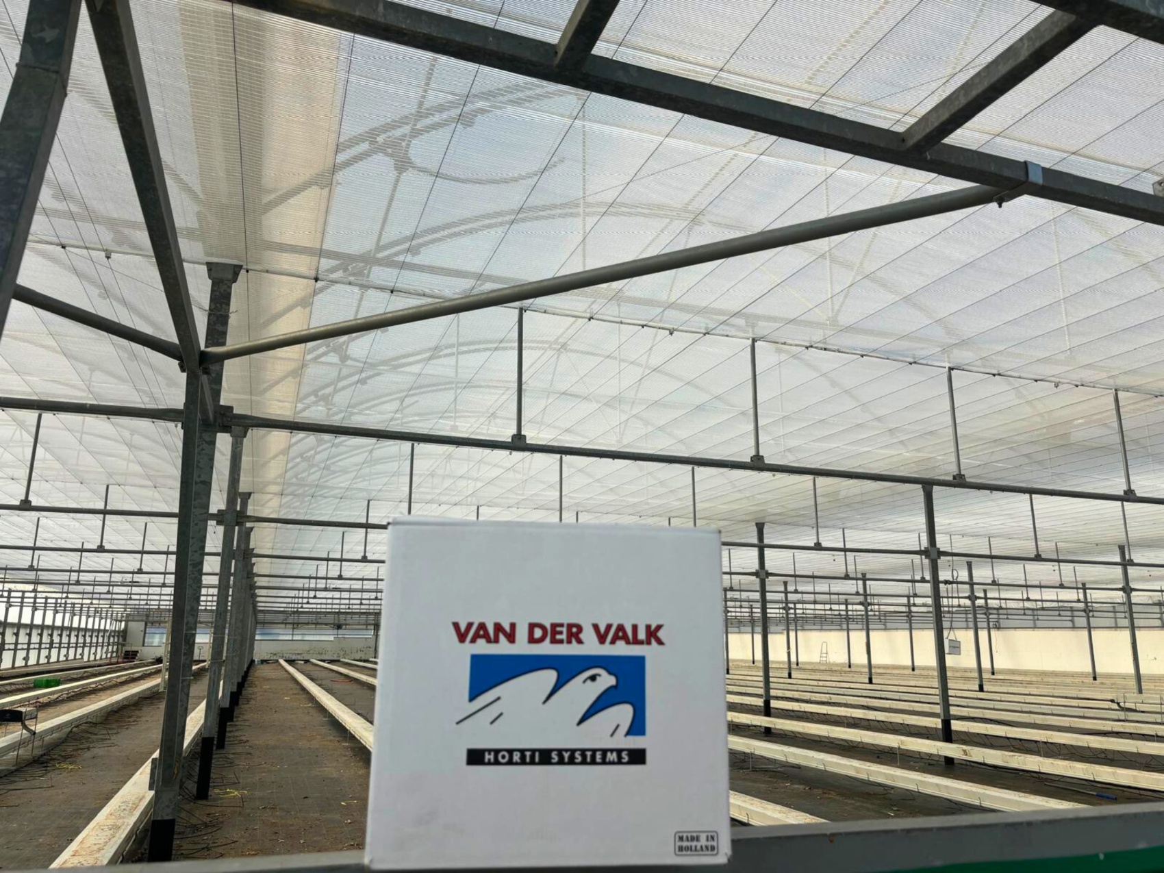 Imagen de la instalacin de pantallas ValkPoly+ en un invernadero de Semillas Fit