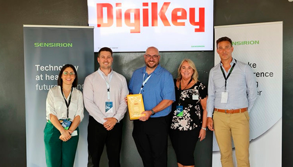 Los equipos de liderazgo de DigiKey y Sensirion celebran que DigiKey reciba el Premio Distribution Excellence Award...