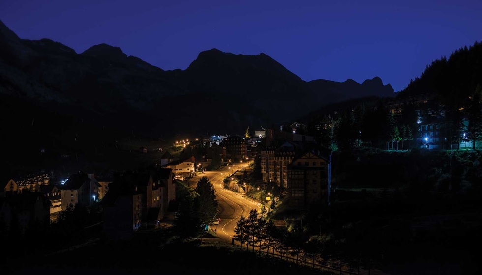 Vista general del nuevo alumbrado en Candanch�, con luminarias Pescador LED 2200 K y columnas t�cnicas Atlas...