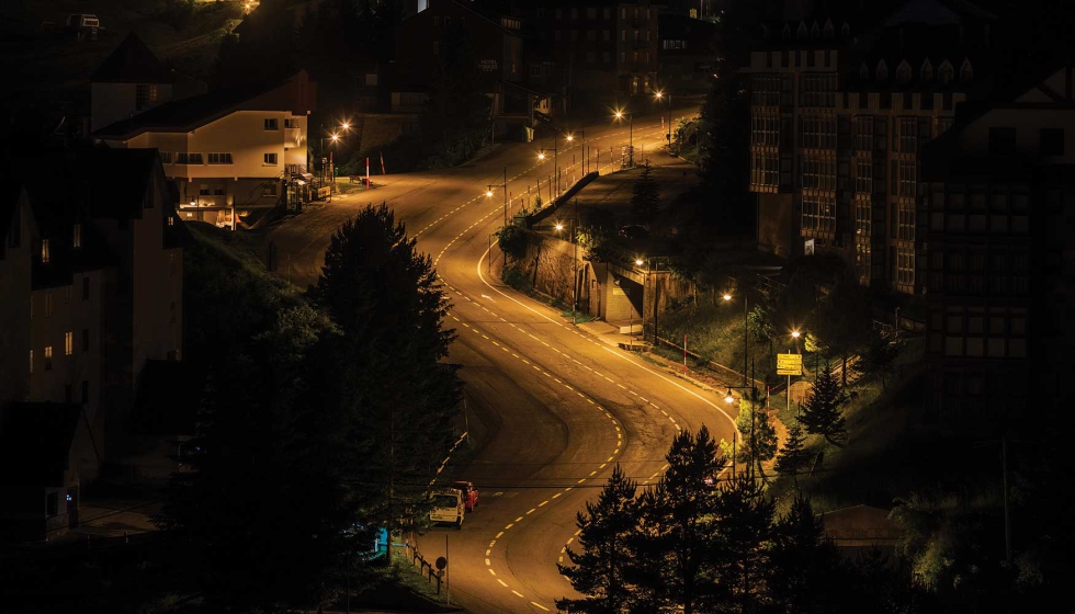 Iluminaci�n c�lida y uniforme en el n�cleo urbano de Candanch�, con sistema de luminarias ATP con Difusor Confort� para eliminar el deslumbramiento...