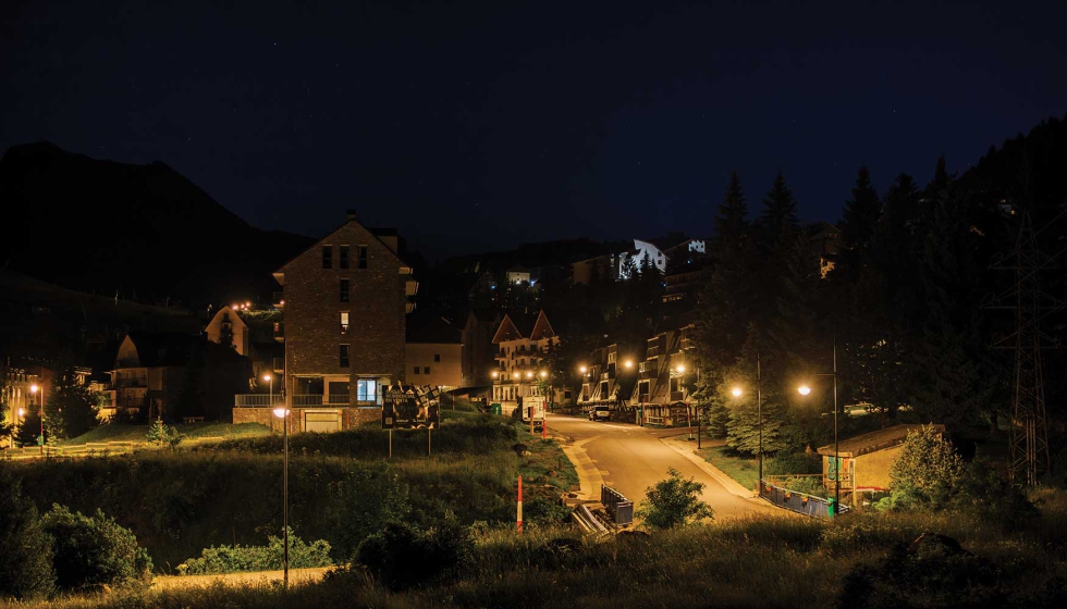 Conjunto homog�neo de luminarias Pescador sobre columnas Atlas, que garantiza una imagen coherente...