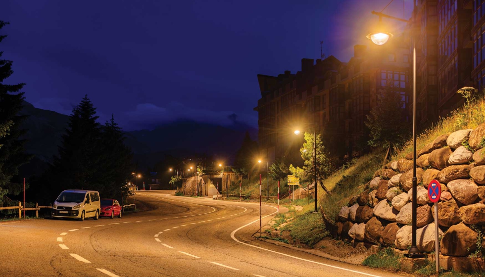 Instalaci�n en vial de monta�a con �pticas personalizadas para lograr una uniformidad superior al 0,6, incluso en zonas de compleja orograf�a...