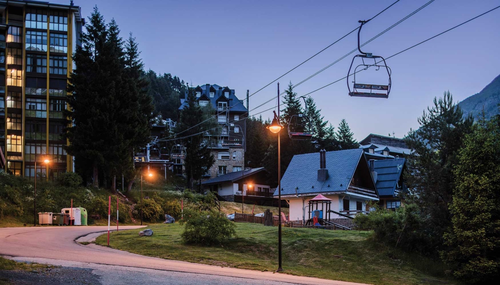 Punto de luz ATP con brazo BG-125 de pol�mero t�cnico, dise�ado para m�xima durabilidad en climas de nieve, humedad y heladas...