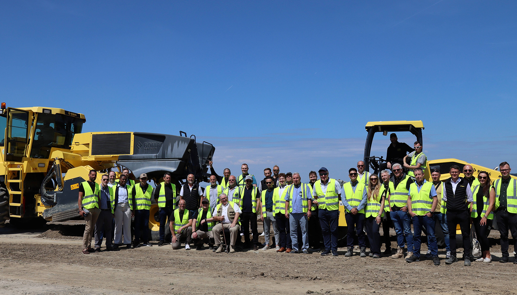 Alrededor de 40 clientes y distribuidores participaron en el evento