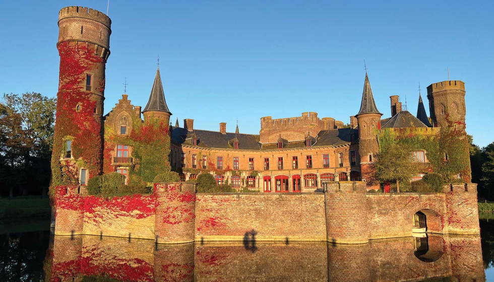 La restauraci�n del castillo de Wynendaele, en Flandes, ha implicado el cambio de todas sus ventanas...