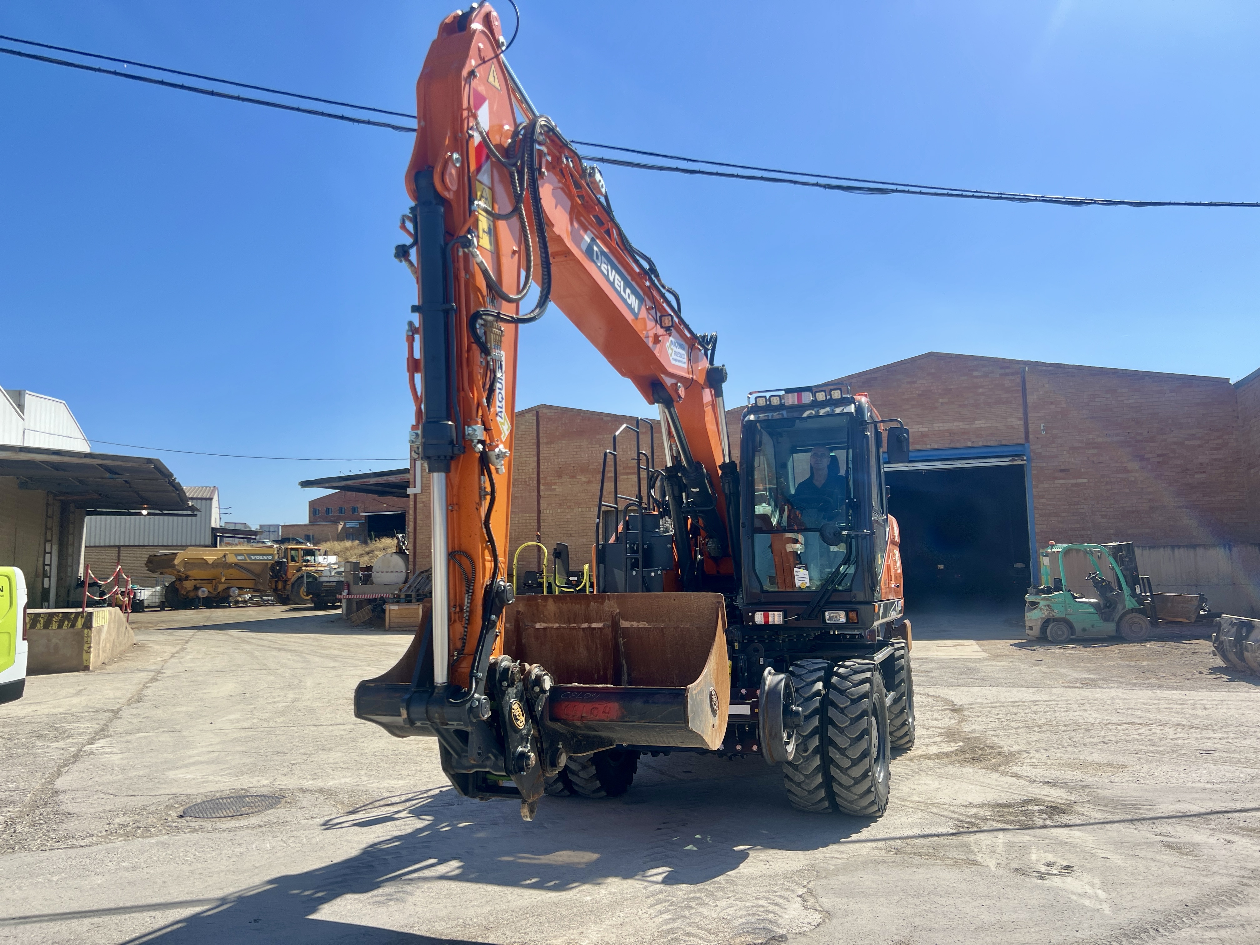 Excavadora Develon DX165WR