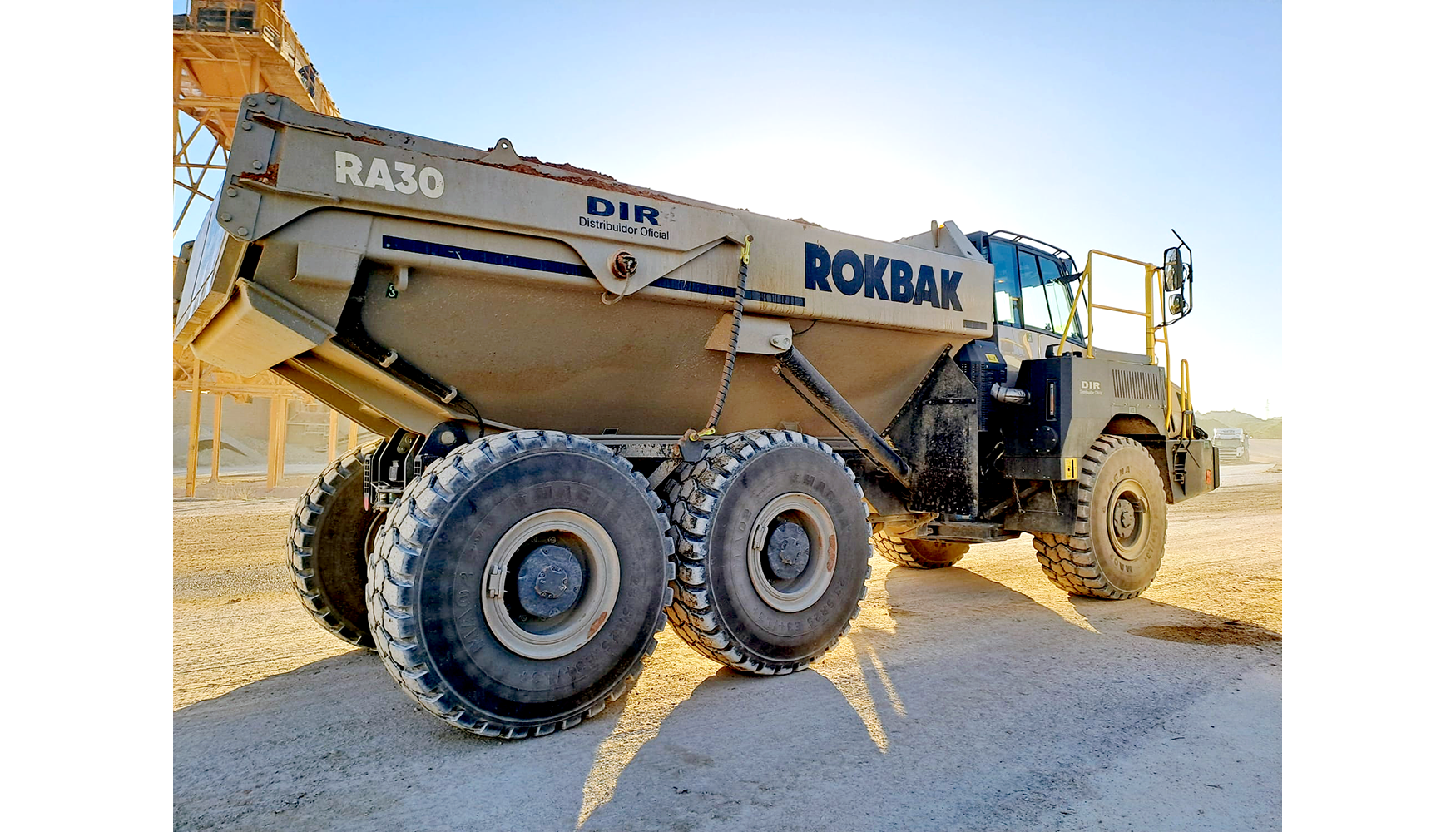 DIR recorre Espa�a con un d�mper articulado Rokbak RA30