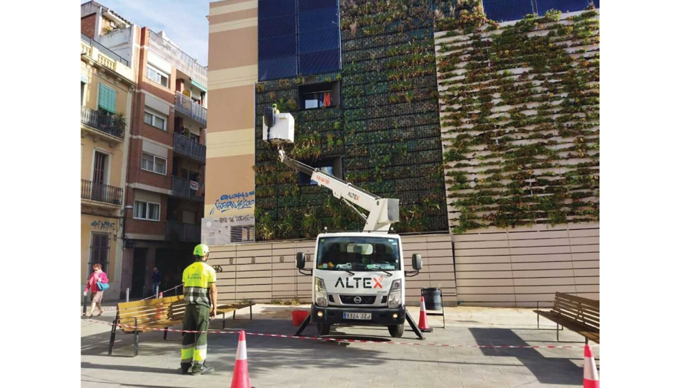 Barcelona cuenta con una amplia experiencia en jardines verticales, que reciben un frecuente mantenimiento. Foto: Ayuntamiento de Barcelona...