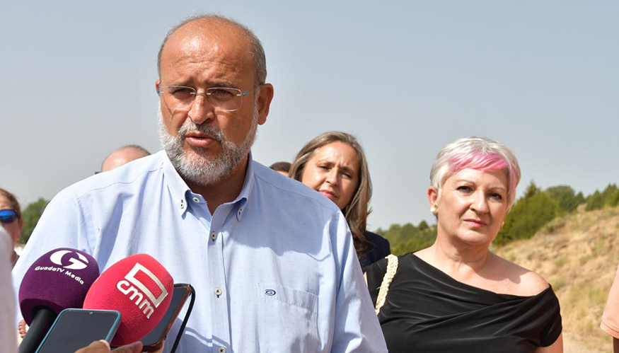 El vicepresidente primero, Jos� Luis Mart�nez Guijarro, responde a los medios de comunicaci�n