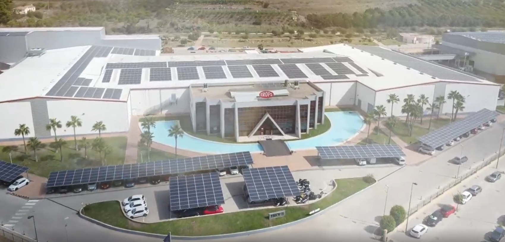 TROPS cuenta con m�s de 6.000 metros cuadrados de superficie instalada con placas fotovoltaicas en su sede principal, en V�lez-M�laga...