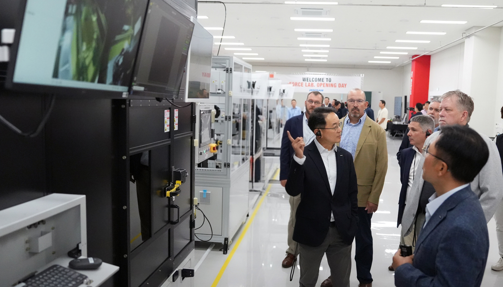 Tour por las instalaciones de eFORCE LAB con motivo de su inauguraci�n