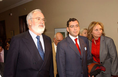 A la izquierda, el ministro Miguel Arias Caete durante su comparecencia el pasado 1 de febrero en el Congreso de los Diputados. Foto: MARM...