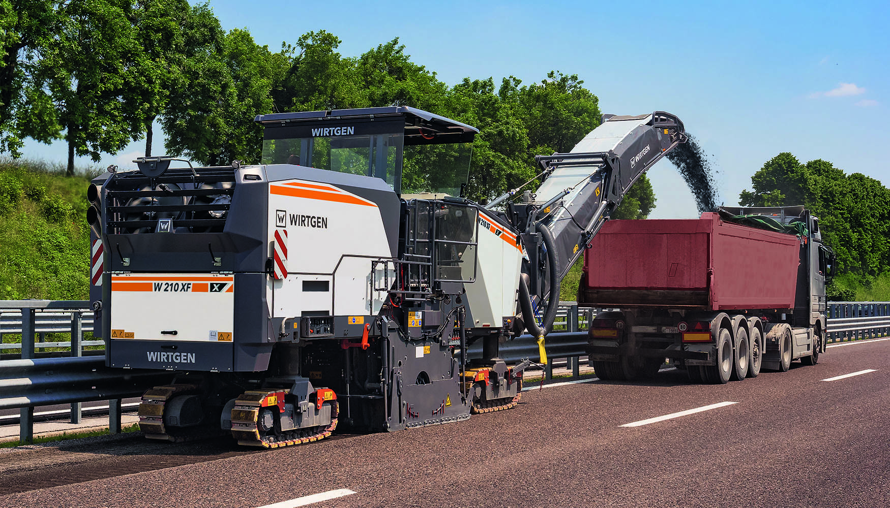 La fresadora grande de Wirtgen abarca una amplia gama de aplicaciones, desde la rehabilitacin de capas de rodadura hasta trabajos de fresado fino...