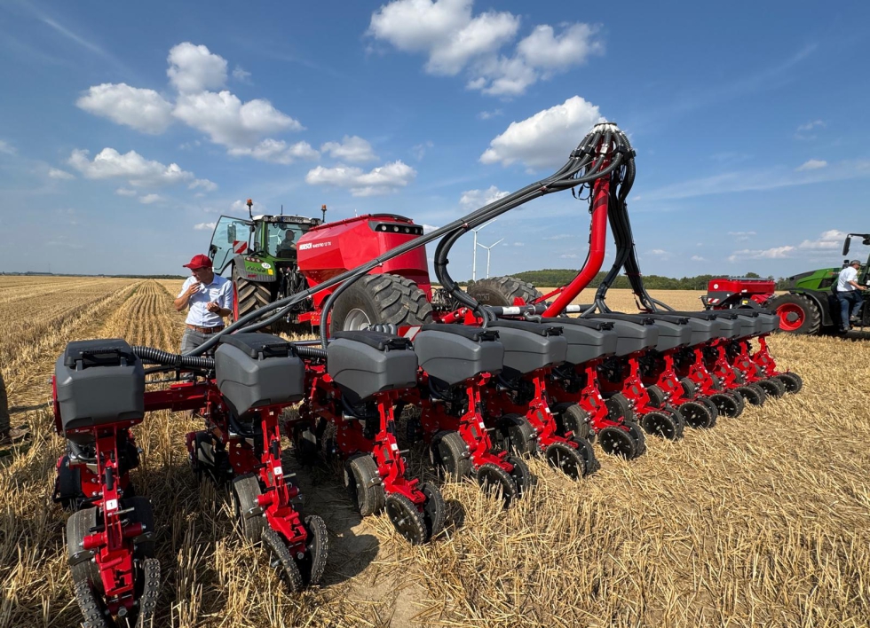 La Maestro 12 TX est equipada con una tolva de fertilizante presurizada de 4200 l de nuevo diseo