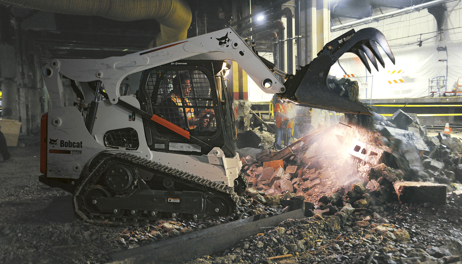 El cuchar�n con grapa permite manejar con facilidad chatarra, desechos y otros materiales de dif�cil manejo