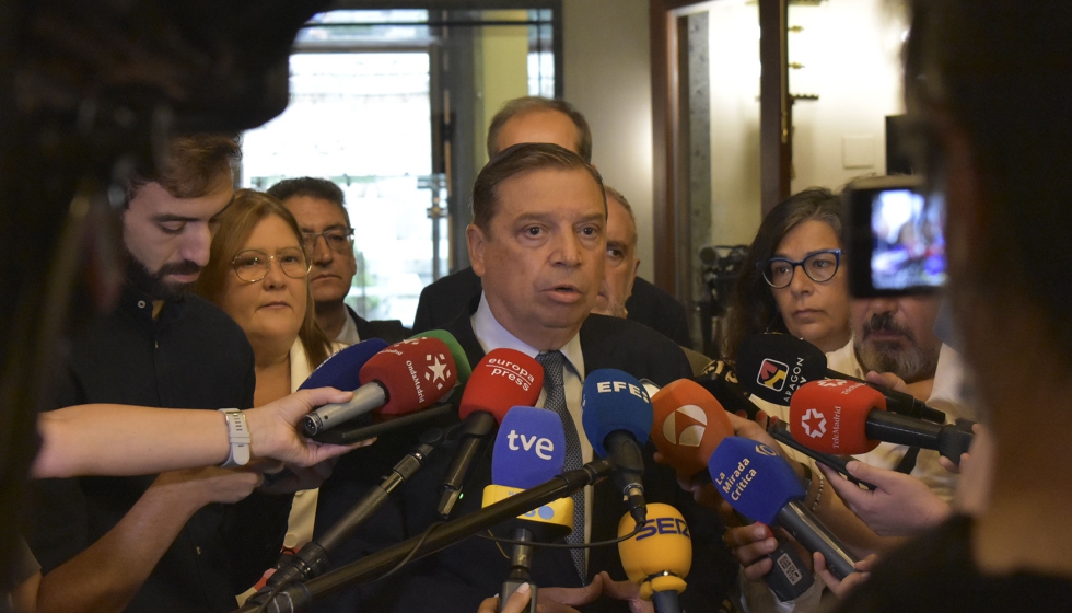 El ministro Luis Planas atiende a los medios de comunicacin antes de su comparecencia en el Senado