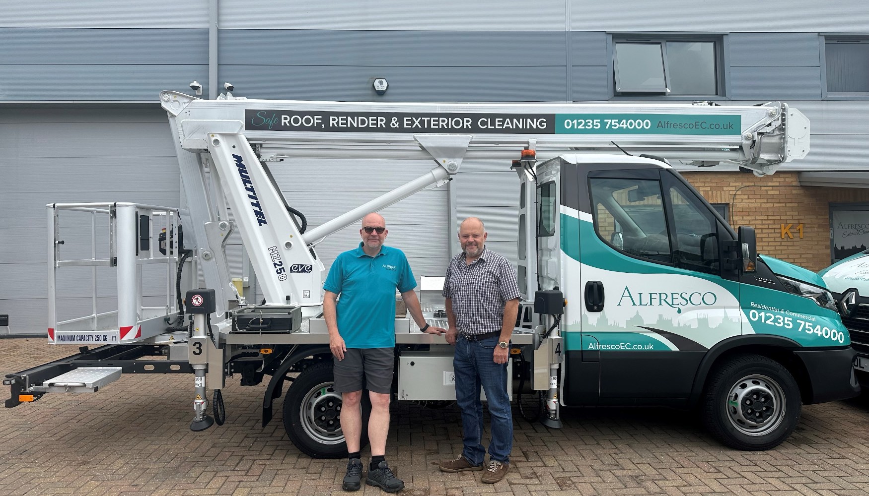 De izquierda a derecha: Mark Toovey (Alfresco) y Greg Moor (Multitel)