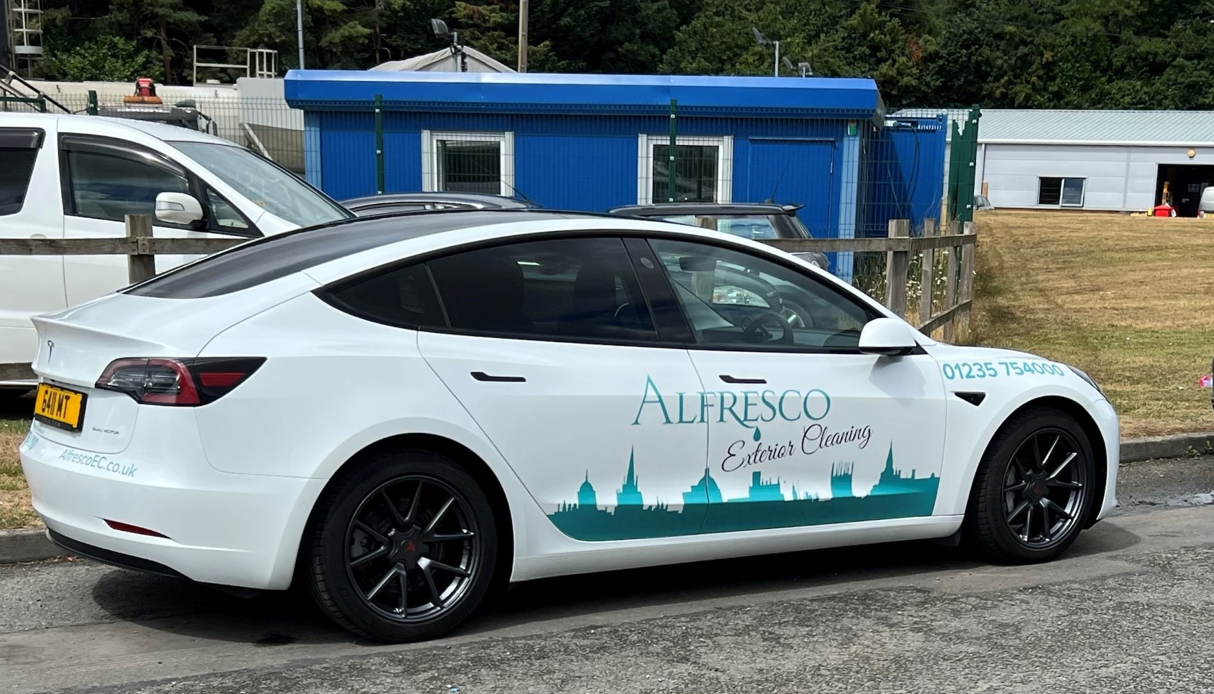 Veh�culo el�ctrico Tesla de Alfresco Exterior Cleaning