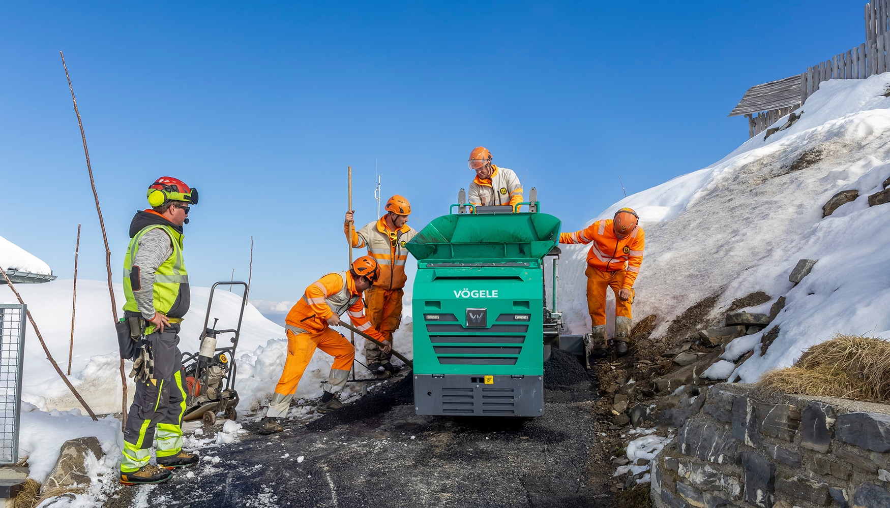 Con la extendedora MINI 500 de V�gele, la constructora encargada de la obra ha renovado un camino peatonal en el monte Niesen, en Suiza...
