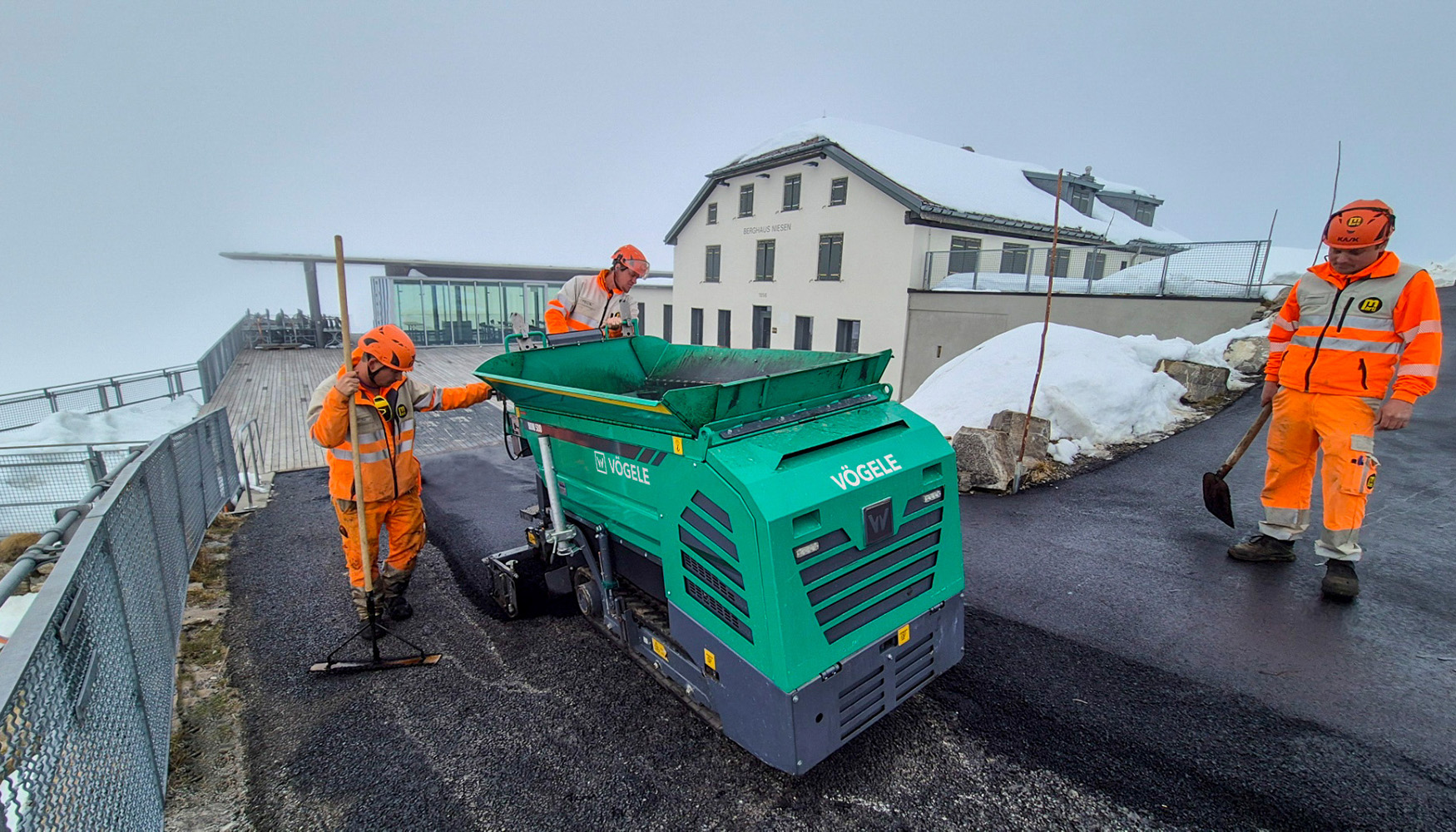 Para extender la nueva capa de rodadura con alta calidad y de forma eficiente, se utiliz� la MINI 500 de V�gele