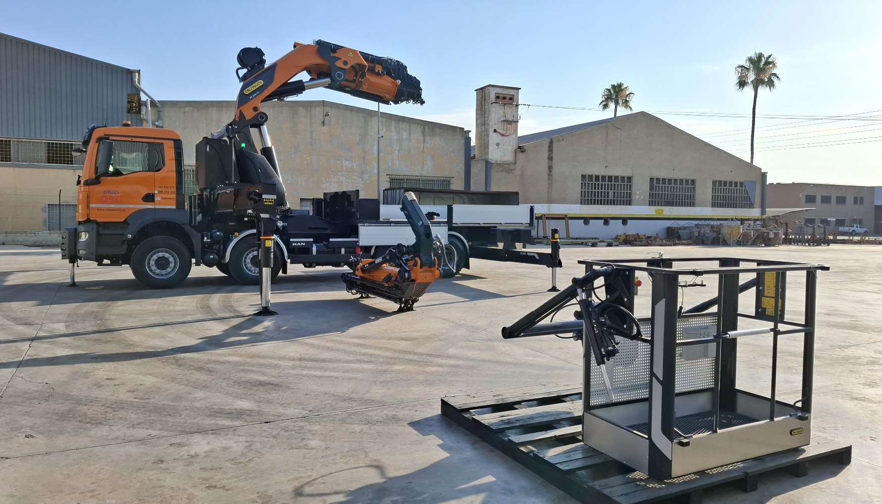 La gra lleva incorporado un cabrestante hidrulico 3.5t MFA instalado en el brazo principal y una cesta BB042_MFA3 con capacidad para 2 personas...