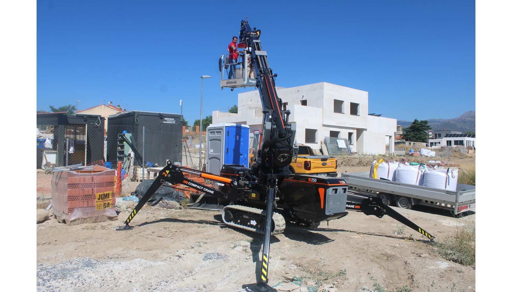 La mini gra lleva incorporada una cesta con capacidad para 2 personas, que permite alcanzar los 16 metros de altura...