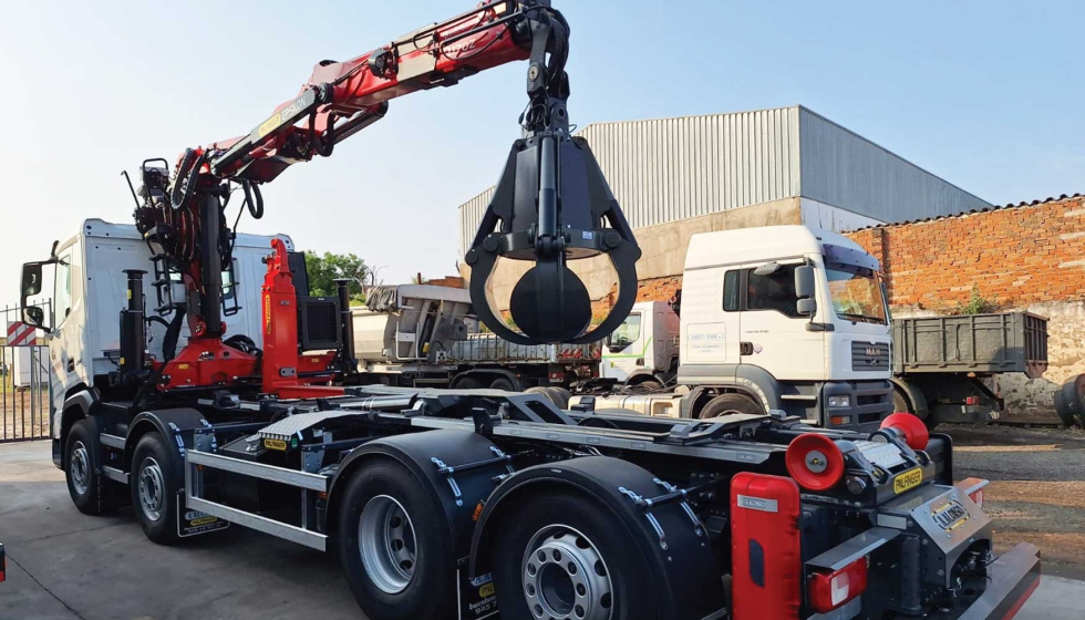 Dos de estos conjuntos han sido montados y carrozados por el concesionario oficial Palfinger, Basculantes Alonso...