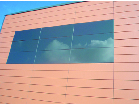 Ejemplo de fachada equipada con la nueva placa cermica EcoCeravolt