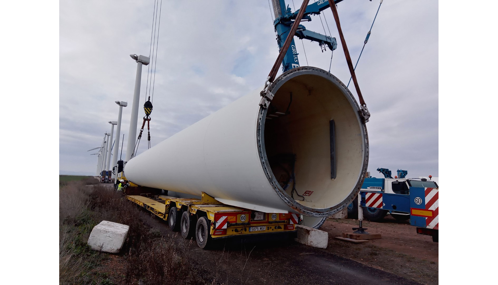 Carga del tubo de una torre e�lica