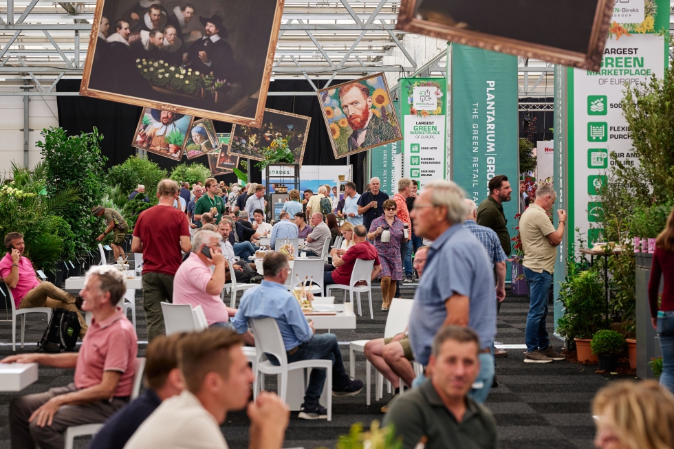 Visitantes recorren los pasillos de Plantarium|Groen-Direkt entre miles de variedades de plantas y novedades del sector...