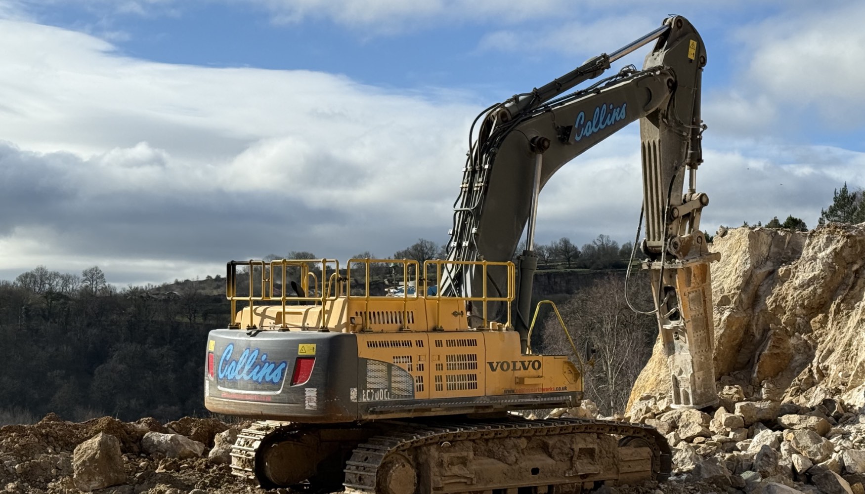 Martillo hidr�ulico HP 12000 montado sobre excavadora Volvo EC700