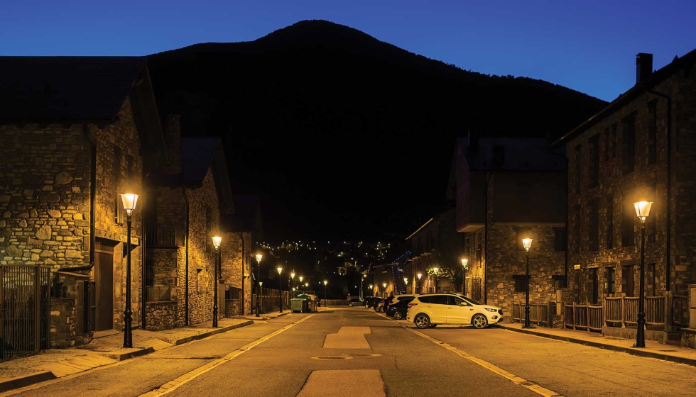 Vista nocturna de Villan�a tras la renovaci�n integral...