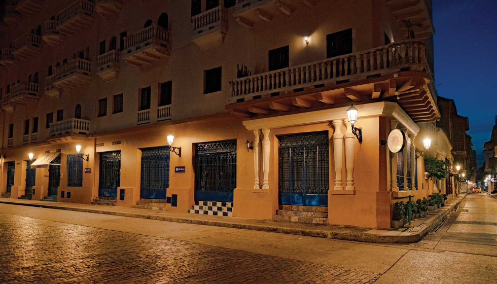 Calles de la Ciudad Amurallada con luminarias Ronda A y Difusor Confort...