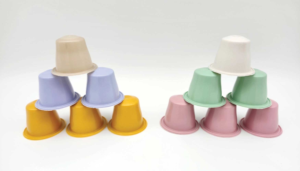 C�psulas de caf� fabricadas con biopl�stico M�Vera y coloreadas con masterbatches Af-Eco (Copyright: Bio-Fed, filial de Akro-Plastic GmbH)...