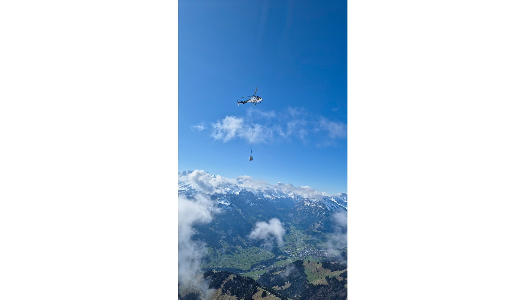 Alimentaci�n espectacular: Para suministrar material de forma constante a la MINI 500, un helic�ptero entregaba la mezcla cada cuatro minutos...