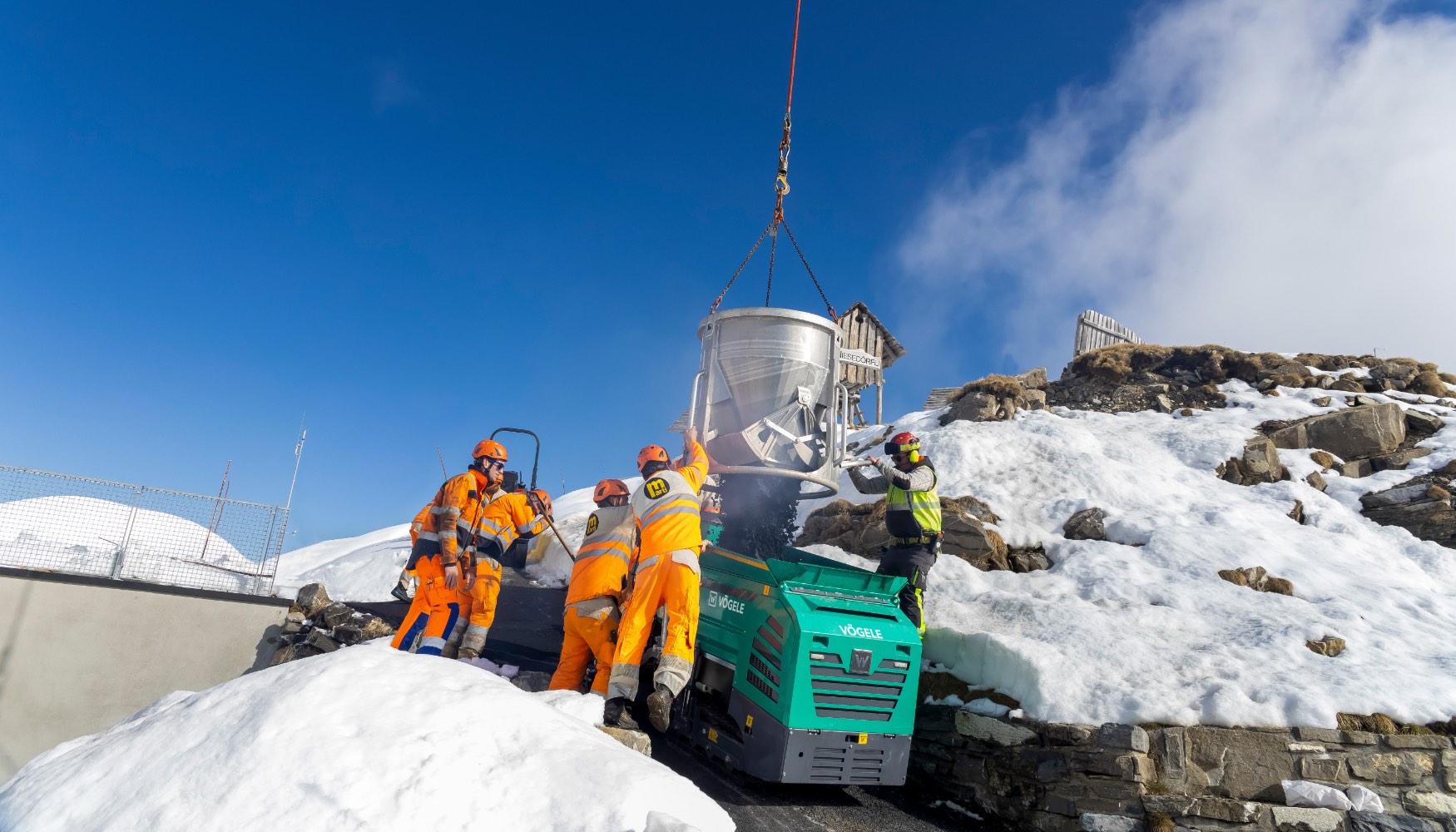 El helic�ptero entreg� la mezcla directamente a la tolva de transferencia de la extendedora de V�gele
