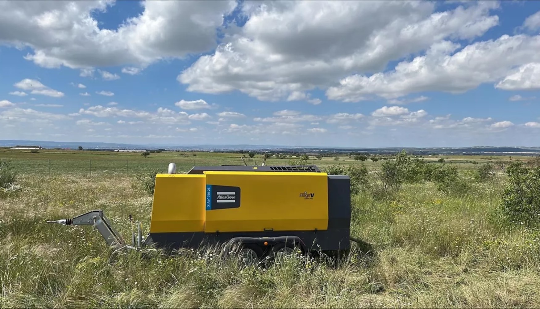 El potente compresor de aire porttil X-Air+ 750-25 de Atlas Copco es ideal para la perforacin de pozos de agua en reas remotas...
