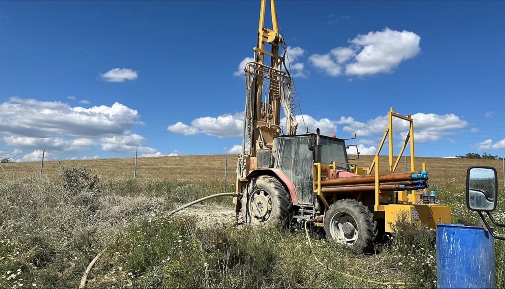 Perforacin fiable de pozos de agua con el compresor de aire porttil X-Air+ 750-25 compacto pero potente de Atlas Copco...