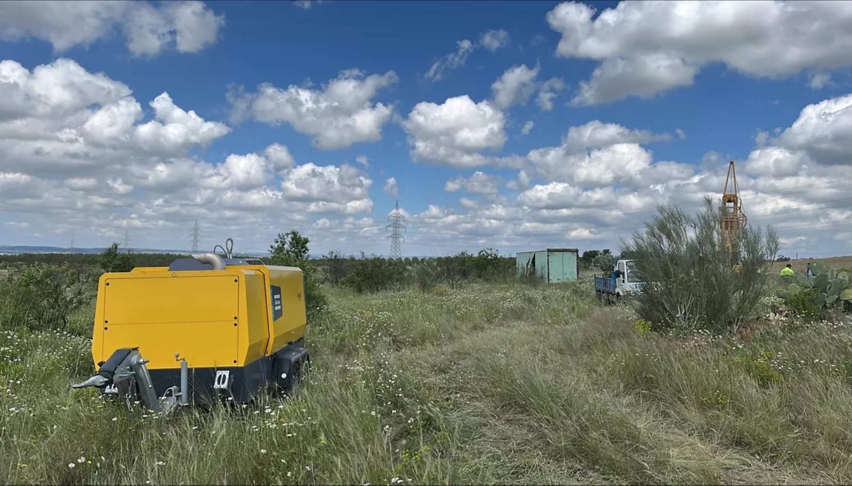 El compresor de aire porttil X-Air+ 750-25 de Atlas Copco es fcilmente remolcable