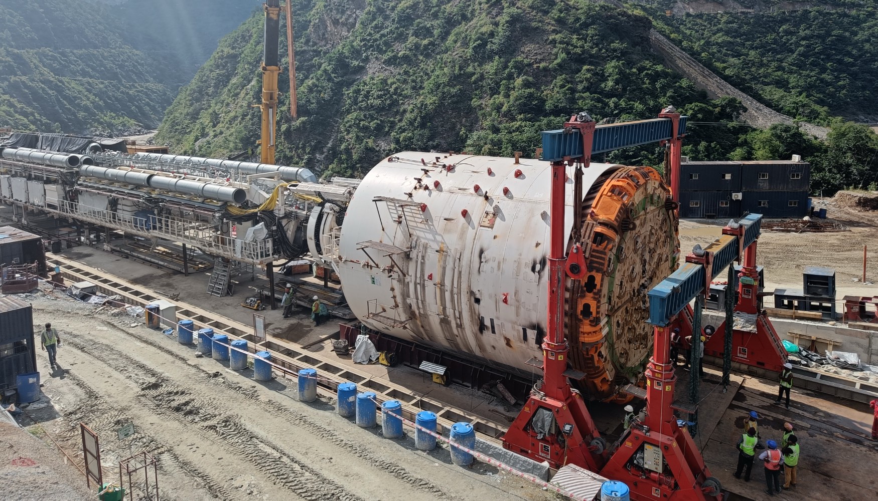 Montaje de una de las dos tuneladoras de escudo simple frente al portal, en la obra directamente sobre el Ganges
