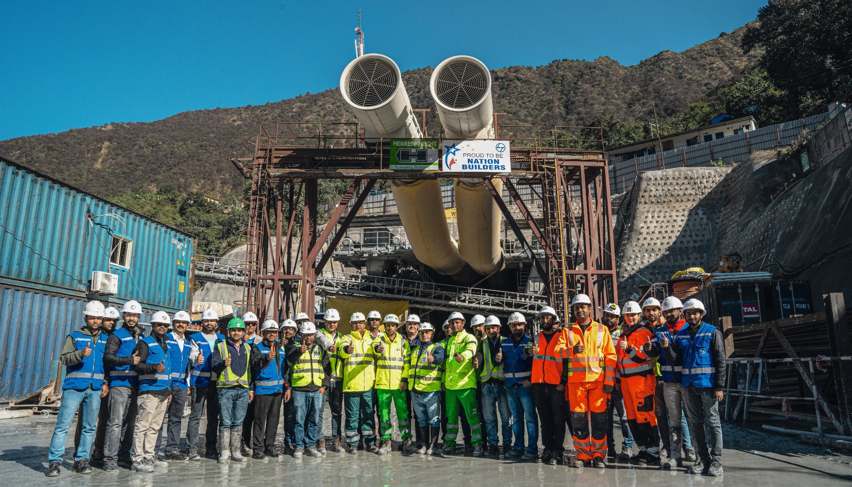 Trabajo en equipo pionero en el Himalaya: expertos de Larsen & Toubro y Herrenknecht frente al acceso principal