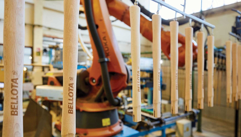 Mangos para martillos fabricados en la planta de Olloqui (Navarra) con el sello de madera sostenible PEFC