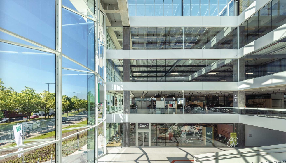 El vidrio Low Carbon 72/38 de AGC, instalado en la fachada del proyecto Mobilis, es id�neo para las cuatro estaciones del a�o...