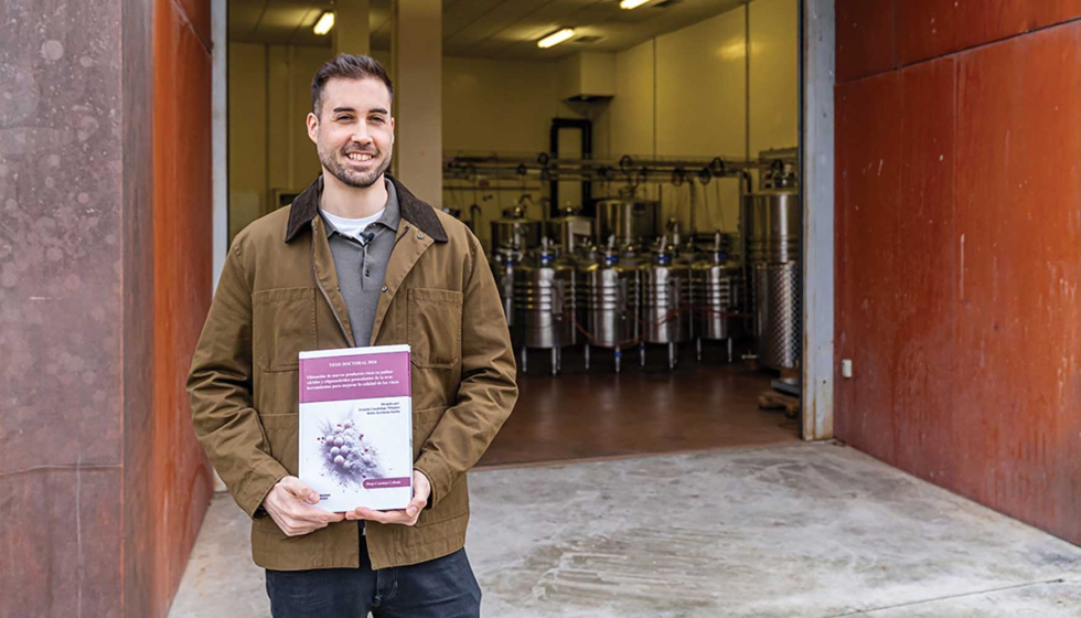 El doctor Diego Canalejo Collado, en la puerta de entrada a la bodega experimental de la Universidad de La Rioja