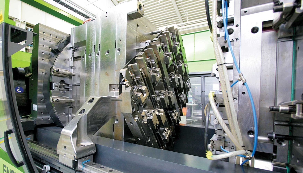 
Gracias a su tecnologa sin columnas, la serie victory de ENGEL ofrece un amplio espacio para moldes grandes y una automatizacin extensa...