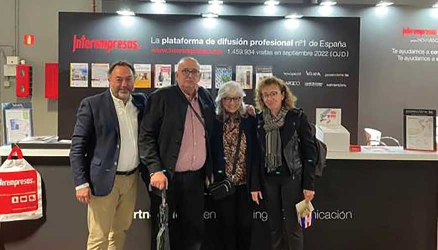 Manuel L�pez Pecero, segundo por la izquierda, en una visita al stand de Novoperfil e Interempresas durante una reciente edici�n de Veteco...